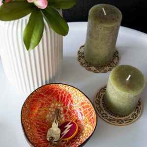 Kokosnussschale Rot / Gold mit Kerzen
