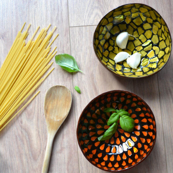 8 gross Zwei Kokosnussschalen mit Basilikum, Knoblauch und Spaghetti