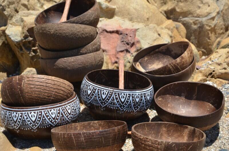 Coconut Bowls von Makapli Verschiedene organische Coconut Bowls von Makapli in der Nahaufnahme