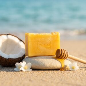 Kokosnuss Seife Honig am Strand mit einem Stück Kokosnuss