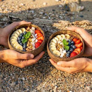 Coconut Bowal Taijitu Duo mit Acai am Strand